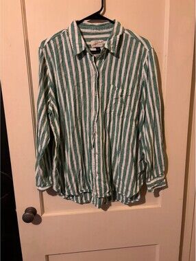 Universal Thread green and white striped button-up shirt Large